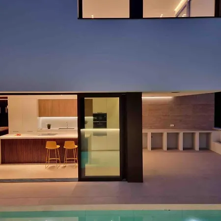 Stunning Design With Large Private Pool 30sqm